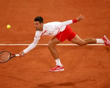 Djokovic aplaude lance de rival, mas não dá chances e vence na estreia em Roland