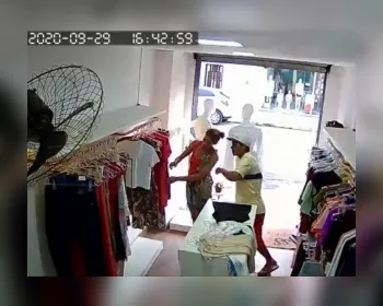 VÍDEO: Casal é flagrado por câmera de segurança assaltando loja em Arapiraca