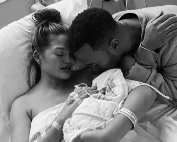Bebê de Chrissy Teigen e John Legend morre após parto prematuro