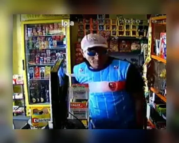 VÍDEO: Homem é flagrado por câmera de segurança assaltando mercadinho