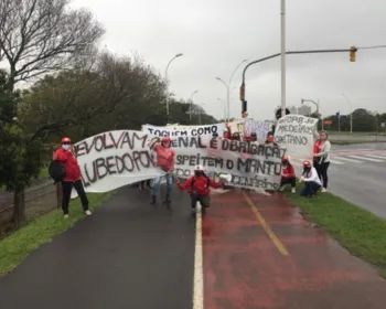 Grupo de torcedoras protesta em treino do Inter na véspera do Gre-Nal