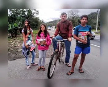 Sem internet, pai percorre 28 km de bicicleta para buscar livros