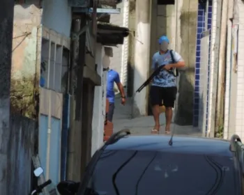Criminosos desfilam com armas no litoral de São Paulo