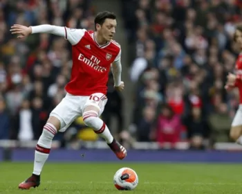 Arsenal deixa Özil fora da lista de inscritos no Campeonato Inglês
