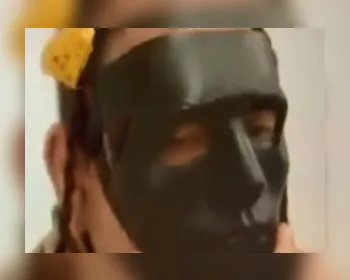 Alunos acusam professor de usar máscara preta para simular paciente pobre 