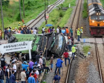 Trem atinge ônibus na Tailândia e deixa ao menos 20 mortos e 30 feridos