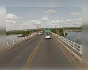 Passageiro surta e tenta jogar van da Ponte Divaldo Suruagy, em Maceió