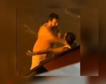 Homem filmado dando socos em mulher na Bahia se entrega à polícia