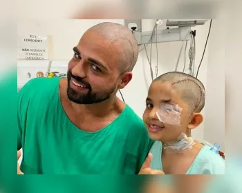 Menino de 8 anos raspa cabelo de médico após passar por cirurgia