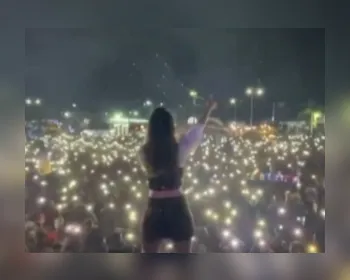 Cantora faz show para multidão aglomerada em cidade no Pará