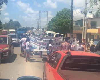 Em manifestação, população pede mudança do terminal de passageiros de Peroba