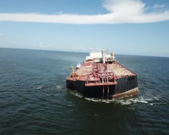 Navio venezuelano com mais de 1 mi de barris de petróleo corre risco de afundar