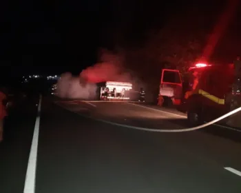 Caminhão pega fogo após pneu estourar na BR-101, em São Sebastião 