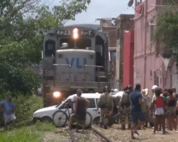 VÍDEO: Carro desliga em cima da linha férrea e é atingido por trem no RJ