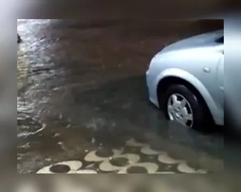 VÍDEOS: Chuva forte alaga ruas e deixa bairros sem energia elétrica em Arapiraca