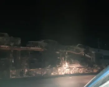 VÍDEOS: Caminhões-cegonha carregados de automóveis pegam fogo na BR-101
