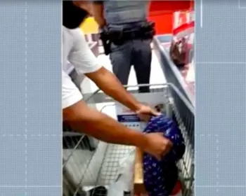 Supermercado obriga casal negro a esvaziar bolsa e encontra Bíblia em SP