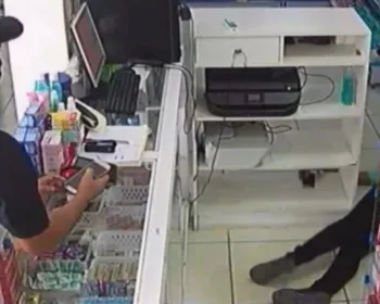 Vídeo: Funcionária desmaia durante assalto em farmácia
