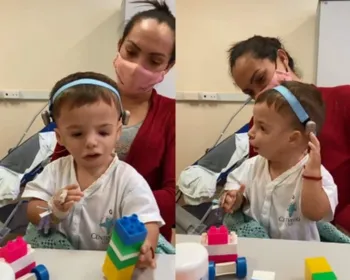 Bebê de 2 anos passa a ouvir e falar 'mamãe' após receber aparelho
