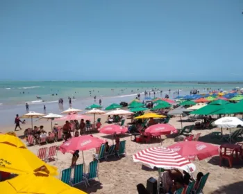 Maceioense aproveita o feriado para relaxar e lota praias urbanas