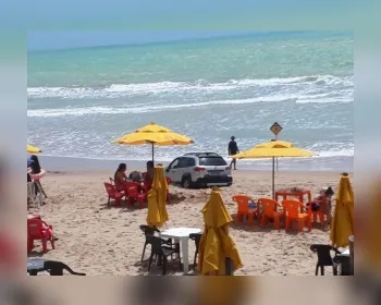 Motorista tenta manobra e carro fica atolado em areia de praia em Riacho Doce