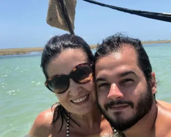 Fátima Bernardes celebra 3 anos de namoro com Túlio em praia alagoana 