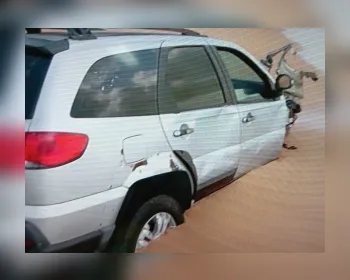 Veículo que atolou na Praia da Sereia tem itens furtados e permanece no local