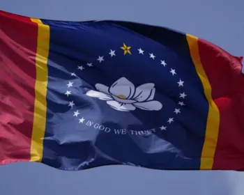 Eleitores aprovam nova bandeira do Mississippi, sem símbolo racista