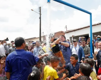 VÍDEO: "Quem quer mais água?", grita Bolsonaro a crianças de Piranhas 