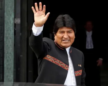 Após 1 ano, Evo Morales cruza a fronteira e retorna à Bolívia