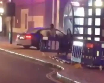 Vídeo: Homem joga carro contra delegacia após ser multado por furar quarentena