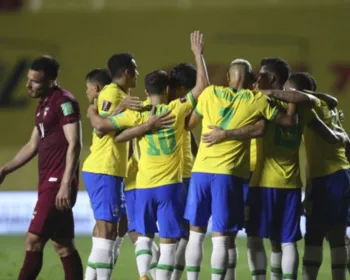 Desfalcada, Seleção mantém 100% com vitória magra sobre a Venezuela e lidera