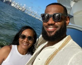 LeBron James faz homenagem à mãe após passeio de barco