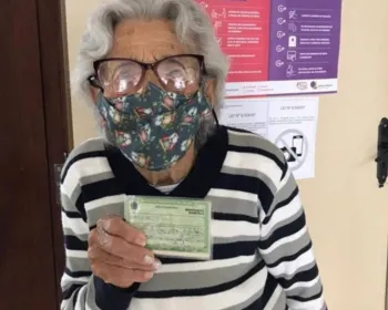 Maria Antônia Vaz, de 108 anos, vota "com a maior alegria" no Paraná