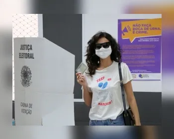 Bruna Marquezine aparece irreconhecível ao votar de máscara e óculos escuros