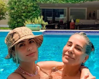 Gloria Pires renova energias em dia de piscina com a filha Ana Morais