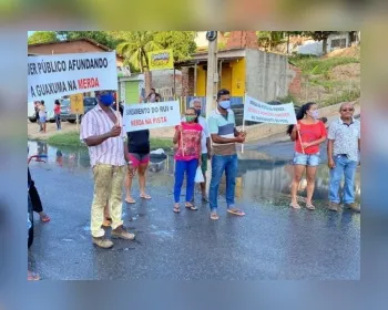 Moradores realizam protesto contra vazamento de água e esgoto em Guaxuma