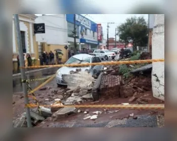 VÍDEO: muro desaba durante forte chuva e mata mãe e filha no interior de SP