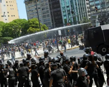 Velório de Maradona na Casa Rosada tem tumultos e intervenção da tropa de choque