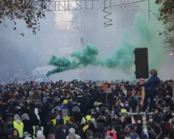 Multidão protesta na França contra lei que pune quem divulgar imagens da polícia