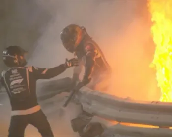 VÍDEO: Carro pega fogo em acidente impressionante na F1, e Grosjean é atendido