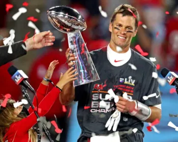 Tom Brady renova com o Tampa Bay Buccaneers e vai em busca do oitavo título na NFL