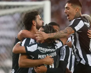 Líder Botafogo passa fácil pelo Bahia no Nilton Santos: 3 a 0