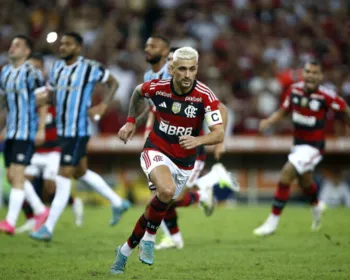 Flamengo vence Grêmio com gol de pênalti e avança à grande final