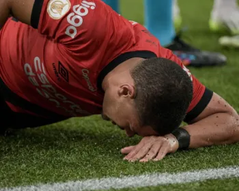 Vitor Roque sofre grave lesão e não joga mais em 2023