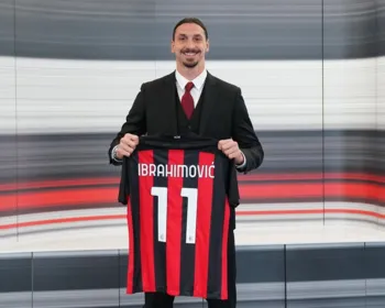 À beira dos 40, Ibrahimovic renova contrato com o Milan por mais uma temporada