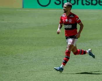 Divergência por renovação tira Arrascaeta de Flamengo x Vasco; clube informa lesão