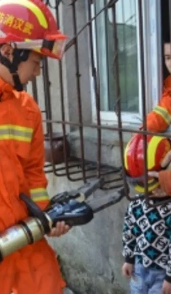 
				
					Menino é resgatado após entalar cabeça em grade de janela na China
				
				