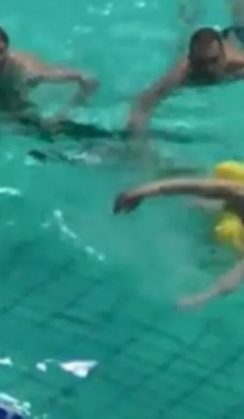 
				
					Com boia infantil, homem invade piscina em seletiva olímpica da Rússia
				
				