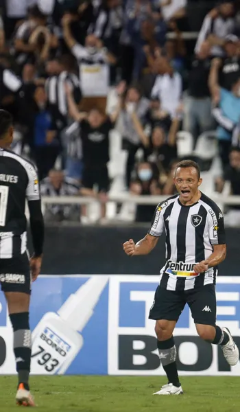 
				
					Com um a menos, CRB tem sequência como visitante quebrada pelo Botafogo e vê acesso ameaçado: 2 a 0
				
				